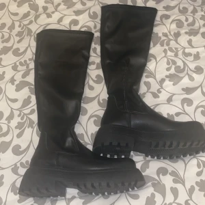 Boots - Helt oanvända, för stora i storleken (har egentligen 36) men väntade för länge med att lämna tbx. Har för mig att de kostade cirka 800kr. (Sista bilden e från hemsidan så man ser passformen)