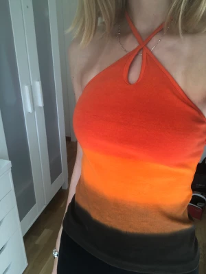 Färglad topp - Helt oanvänd topp från BikBok. Är i storleken xs