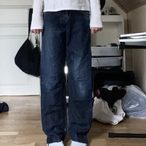 Super snygga baggy jeans från nudie  - Super snygga baggy  jeans från nudie! Har inga hål eller fläckar! Modellen heter ”avrage Joe”och är i färgen ”dark oldie” 