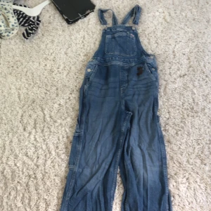 Jeans hängselbyxor  - Fina hängselbyxor ser lite skrynkliga ut men fina när man har de på sig