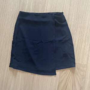 Kjol - Kjol med omlott och dolt blixtlås i sidan 