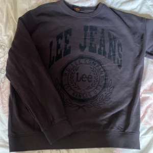 Lee sweatshirt  - Köpt nån gång i vintras bara andvänts vid enstaka tillfälle, prima skick