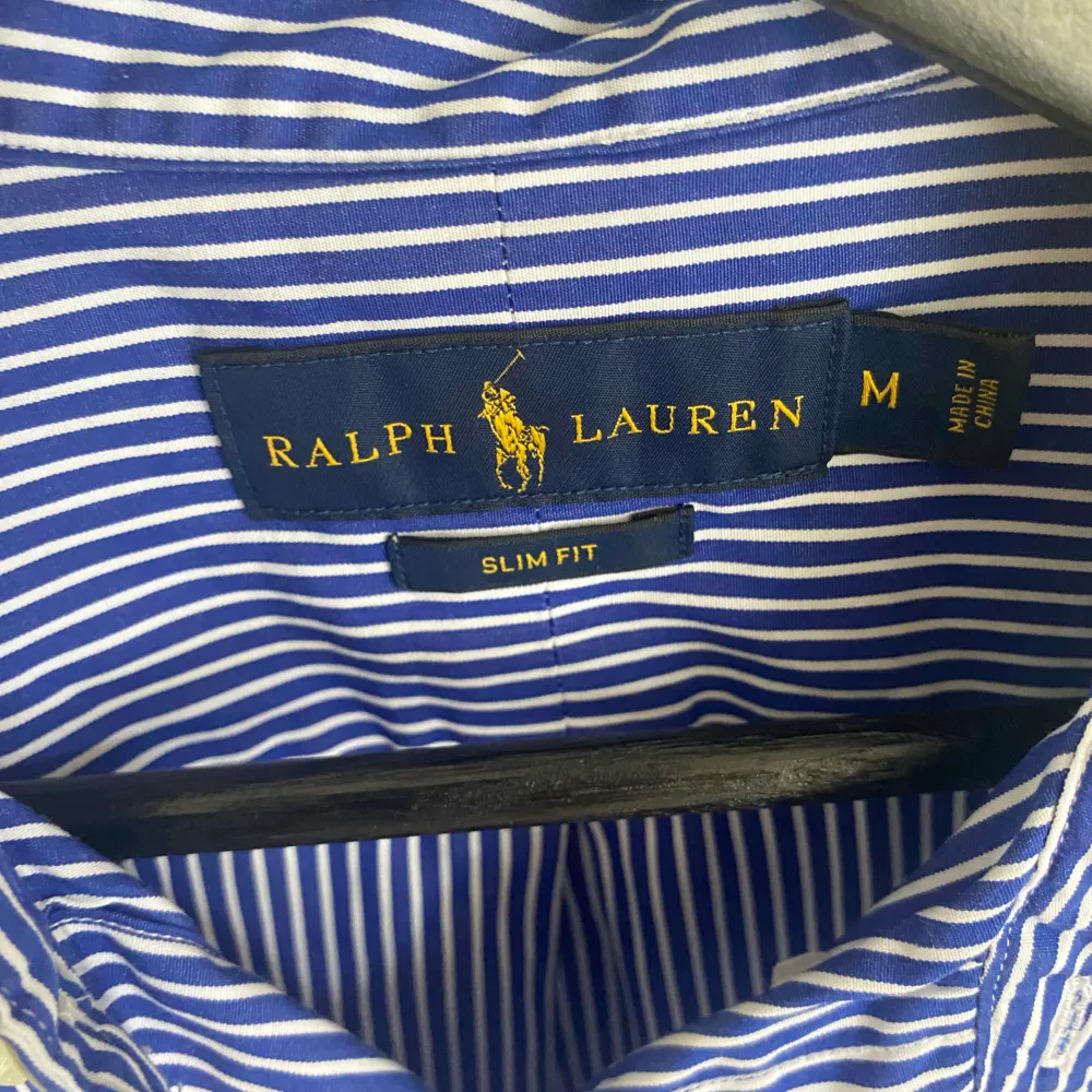 Säljer nu min Ralph lauren skjorta då den inte kommer till användning. Skjortan är i väldigt fint skick 9/10. Om du har någon fundering så är det bara att höra av dig.   Allt gott //Filip . Skjortor.