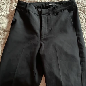 Kostymbyxa  - Dessa kostym byxor är från bikbok i stoleken 36! Jag säljer dom för att dom inte andvänds mer! Innerbensmått är 70cm och midjemåttet är 70cm!