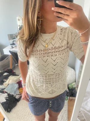 Zara topp  - Såå snygg zara topp/tshirt ! Använd 3 gånger så helt nyskick😍😍