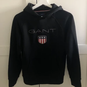 Gant hoddie - Hoddie från Gant i nyskick. Nypris 899 kr.