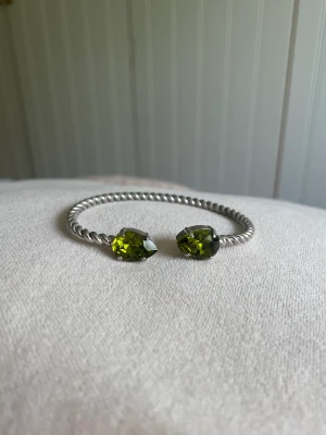 Caroline Svedbom armband - Superfint armband, inget slitage alls, ganska nytt och är bara använt några gånger. Nypris 695kr säljer för 350. 