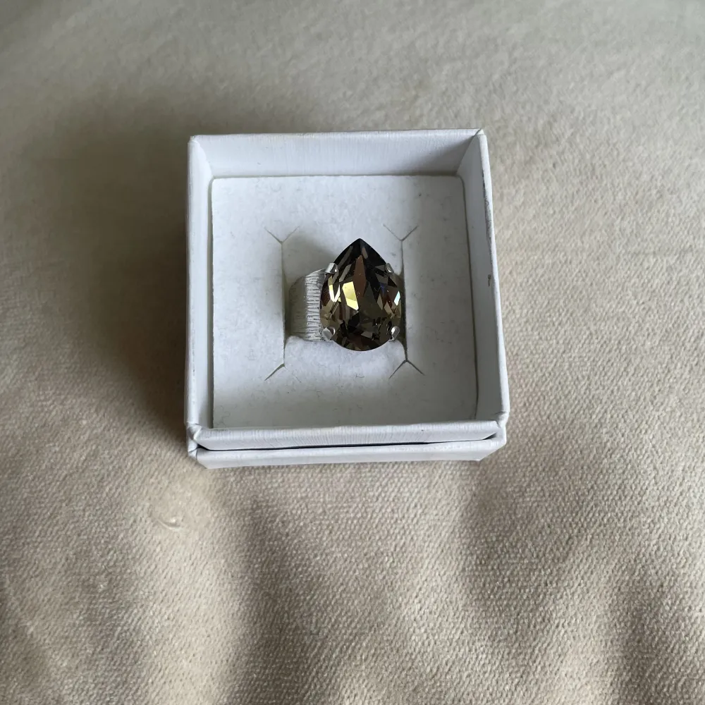 Superfin ring från Caroline svedbom, väldigt ny och fortfarande superfin. Beige/brun färg på kristallen. . Accessoarer.