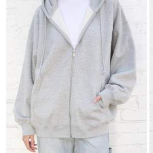 En jättefin zip up hoodie från brandi Melville, knappt använd och är i bra skick. Storleken är S❤️