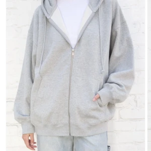 Brandi Melville jättemysiga hoodie, bra skick men kommer ej till användning  - En jättefin zip up hoodie från brandi Melville, knappt använd och är i bra skick. Storleken är S❤️
