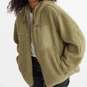 Teddyjacka - Säljer denna härliga teddyjackan som inte kommer till användning. Köptes i höstas för 500kr säljer för 200kr. Helt slutsåld!