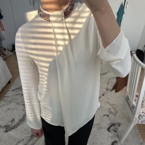 Finblus med pärlkrage  - Finblus med pärlkrage i nyskick från ZARA.❗️3 för 2 på allt❗️