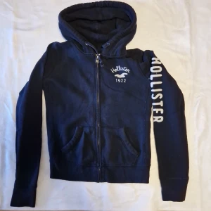 Hoodie Hollister  - Hoodie från Hollister i storlek S.  Frakt tillkommer enl nedan 