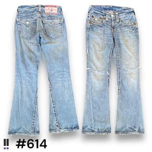 True Religion 614 - True religion Joey Super T, 💜midja rakt över, 39cm💜innerben, 79cm💜ytterben, 104cm💜benöppning, 24cm💜modell 180cm 💜 nergångna + lagade rips på knäna + lite lösa trådar på fickorna.