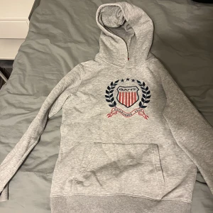 Gant hoodie - Det är en grå ganthoodie i bra skick den e använd ett par gånger men inte sliten