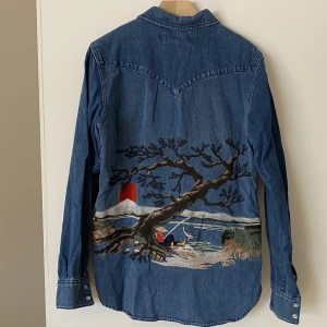 Kings Of Indigo Denimjacka - Gediget hantverk. Väldigt fin brodering.  Superbra skick.   9/10 (inga defekter)  Nypris: 1800kr