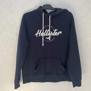 Blå hoodie från hollister. Använd men hel och ren. 