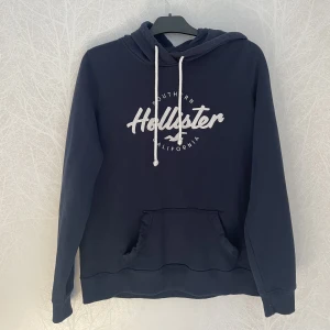 Hollister hoodie  - Blå hoodie från hollister. Använd men hel och ren. 
