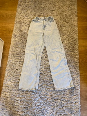 Jeans från Lindex  - Jeans från Lindex i modell Vanja, bra skick , köparen står för frakt.