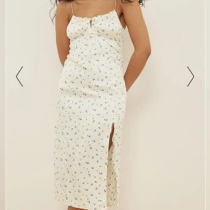 Trendig blommig klänning från NAKD - Säljer denna trendiga helt oanvänd slutsålda klänning från NAKD. Prislappen finns kvar! Har den i storlek 38, men den är liten i storleken så passar mig som vanligtvis är 36/ S! ❤️‍🔥