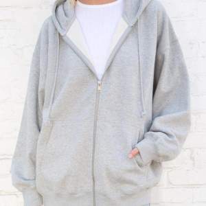 Grå oversized christy zip up hoodie från brandy Melville. Sparsamt använd, som ny!💞💞