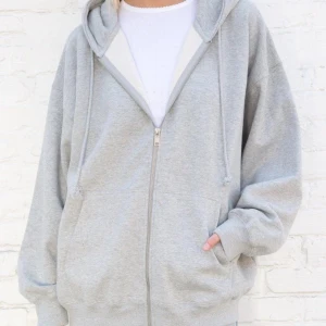 Oversized brandy zip up  - Grå oversized christy zip up hoodie från brandy Melville. Sparsamt använd, som ny!💞💞
