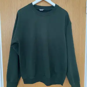 Basic mörk grön sweatshirt/crewneck från pretty little thing. Sparsamt använd💓💓