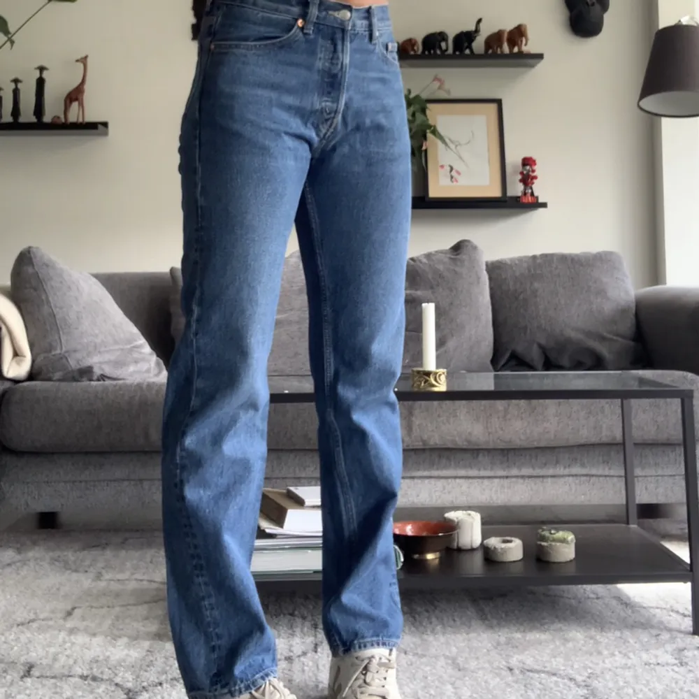 Säljer mina supersnygga weekday jeans i modellen SPACE eftersom dom tyvärr blivit för små. Superfint skick!💕. Jeans & Byxor.