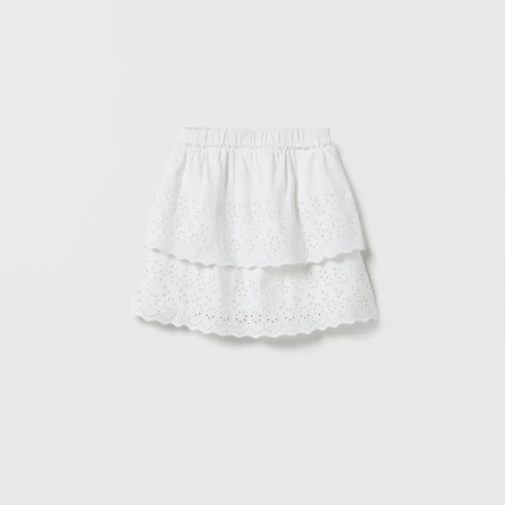 Säljer min vita zara kjol. Då ja inte använder den så mycket längre❤️i strl 152/11-12 år, men passar mig som har xs. Kjolar.