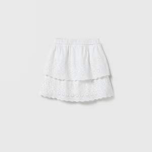 Säljer min vita zara kjol. Då ja inte använder den så mycket längre❤️i strl 152/11-12 år, men passar mig som har xs