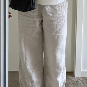 Linnebyxor - Beiga linnebyxor från Lindex i jättebra skick. Säljer pga för små. 