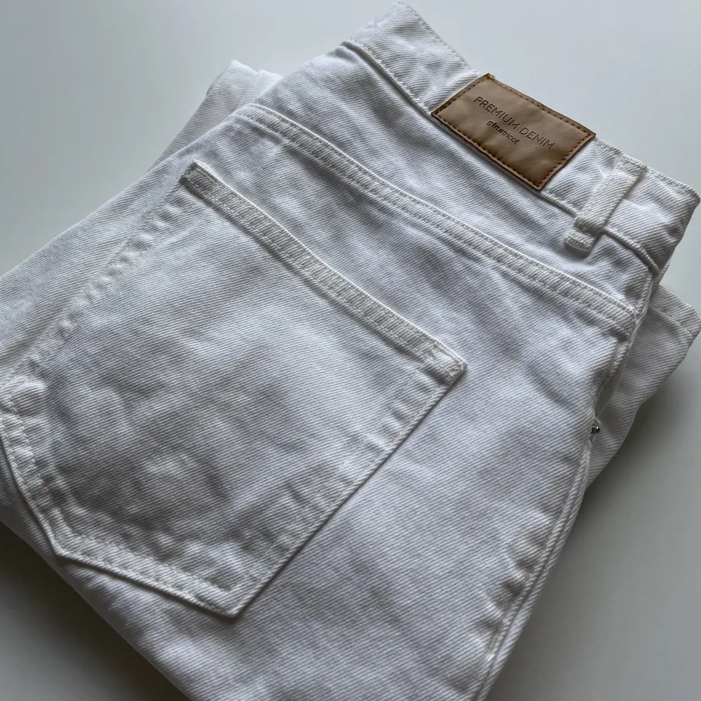 Vita jeans Premium Demin från Gina Tricot, raka i modellen. Knappt använda, strl 34 🌟. Jeans & Byxor.