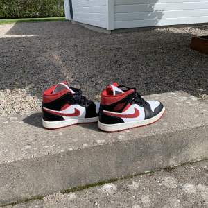 Jordan 1 mid gym red  Cond: 9/10 Storlek:40 Nypris ligger runt 2000kr Mitt pris:900