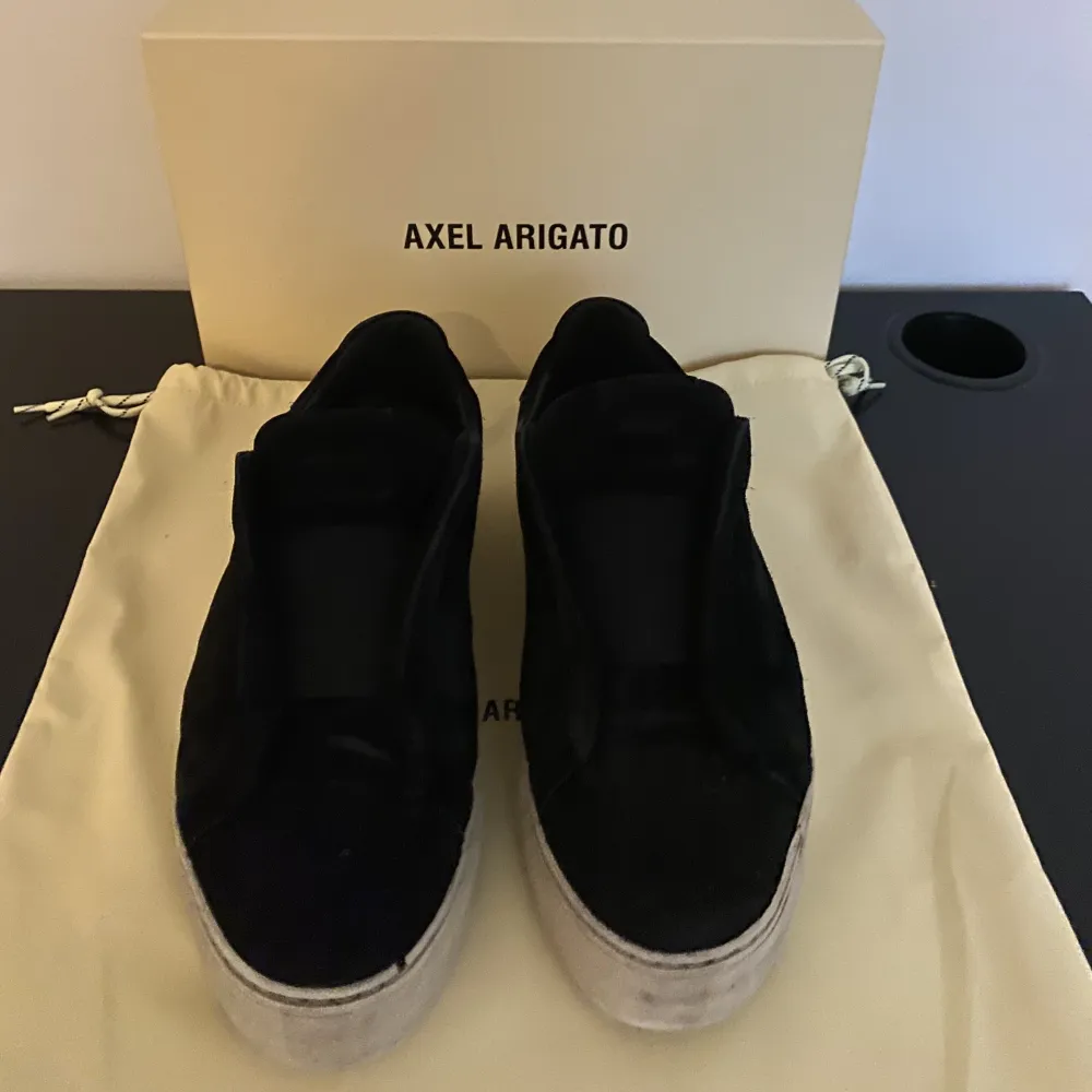 Arigato clean 360 storlek 42 köpta på Arigatos hemsida. Några sömmar trasiga så skorna är lite glappiga men går att laga, sulan är lite utsliten bak. Påsen och lådan ingår. Köpare står för frakt. Skor.