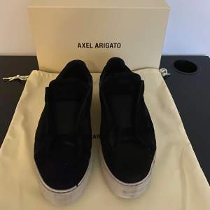 Arigato clean 360 storlek 42 köpta på Arigatos hemsida. Några sömmar trasiga så skorna är lite glappiga men går att laga, sulan är lite utsliten bak. Påsen och lådan ingår. Köpare står för frakt