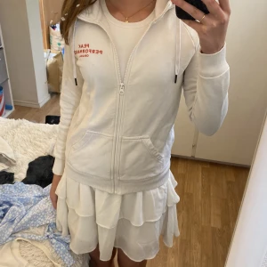 Peak performance hoodie - Vit peak performance hoodie. Fint skick. Kontakta mig vid intresse💕