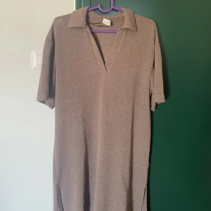 Strandklänning  - En nästan helt oanvänd stranklänning köpt förra året (2022) på H&M och som jag använde bara några få gånger under förra året. 💕