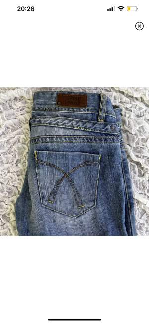 Säljer ett par supersnygga lågmidjade botcut jeans, storlek 26 i bra skick. Jeansen är för små för mig och har därför inga bilder med jeansen på. Innerben: 80cm Midja: 38cm längst ned: 23 cm