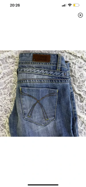 Lowwaist jeans - Säljer ett par supersnygga lågmidjade botcut jeans, storlek 26 i bra skick. Jeansen är för små för mig och har därför inga bilder med jeansen på. Innerben: 80cm Midja: 38cm längst ned: 23 cm