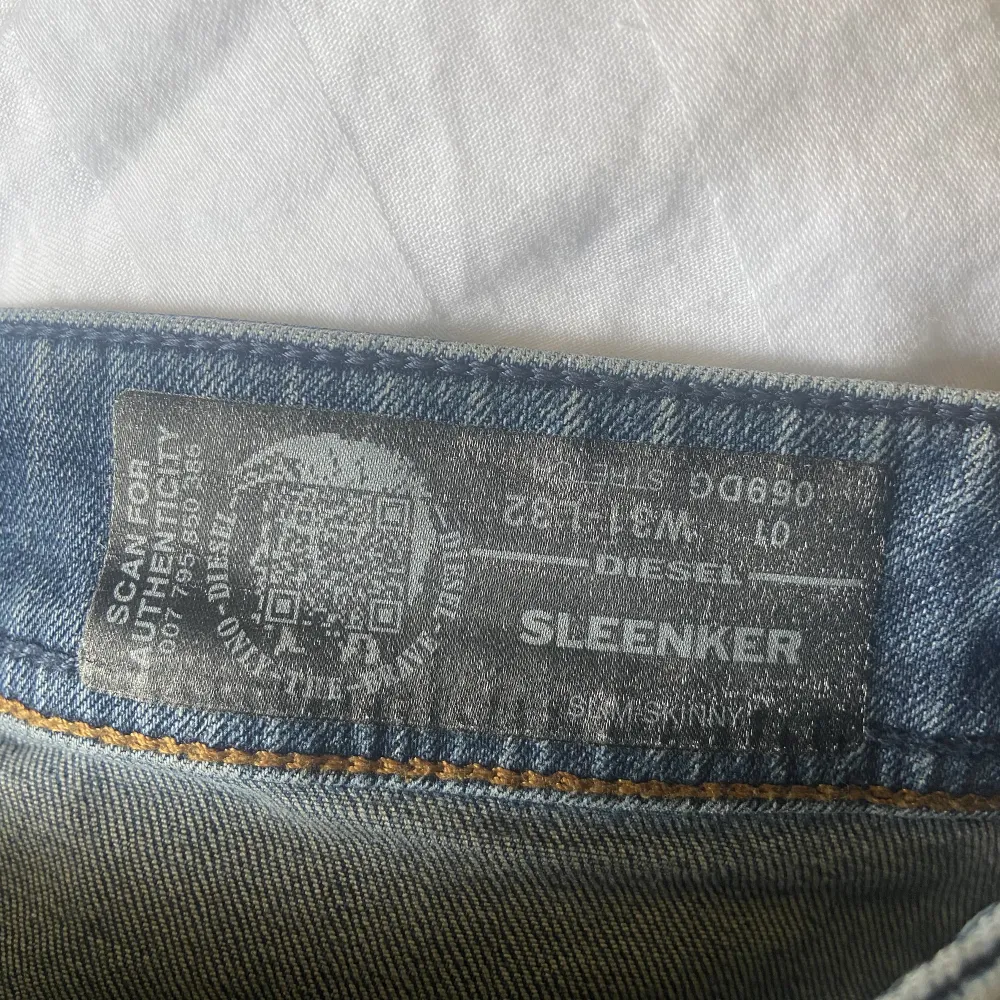 Säljer mina jätte trendiga straight diesel jeans i storlek W31/L32 men passar mig helt perfekt som har W26/L32, jeansen är i väldigt bra skick och bara använda ett fåtal ggr💕. Jeans & Byxor.