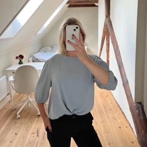 Ljusblå blus från Samsoe Samsoe - Women’s Aram Ss Blouse Dusty Blue från Samsoe Samsoe, strl 36. Endast använt blusen vid ett tillfälle. 350 🩵 