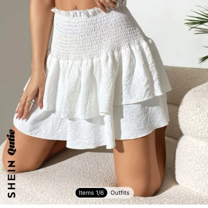 Kjol  - Säljer oxå denna fina kjol ifrån SHEIN, då den inte heller används längre. Fint skick! Storlek S 💕