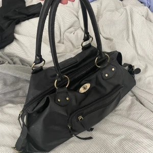 Väska - Superfin och rymlig väska som inte kommer till användning längre💕💕💕