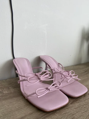Sandal med klack från Mango - Använd en gång och nypris är 749kr❤️‍🔥 Storlek 36 men passar även 37