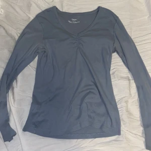 Blå långärmad tröja - Köpte denna på en second hand i Linköping:) fin tröja