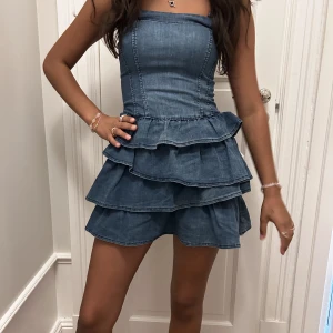 Jeansklännig  - Jeansklännig med volanger 