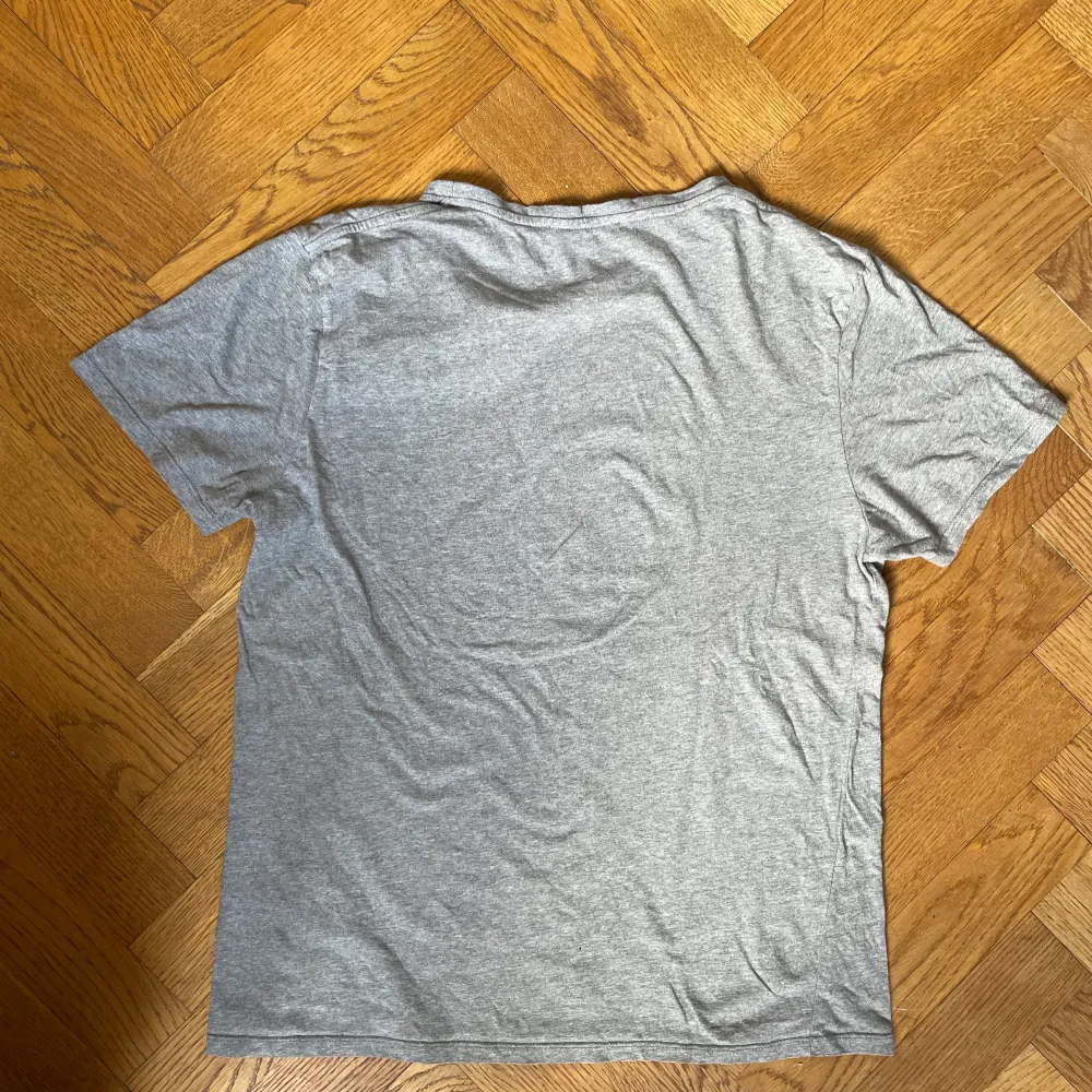 grå maison standards t-shirt till salu. Bra skick utan defekter. . T-shirts.