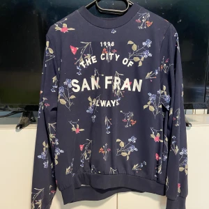 Blommig tröja - Fin blommig tröja från HM! Ganska tunn perfekt till svalare sommarkvällar! Storlek 158-164 upplever ganska stor i storleken hade lika gärna varit 170! Använd 1-3 gånger! 