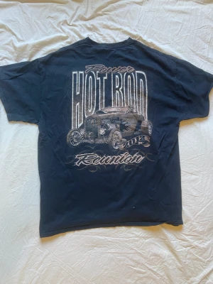 Hotrod svart T-shirt med tryck - En urtvättad svart T-shirt med biltryck. Tjockt bra material. Oversized. Tryck på både fram och baksida