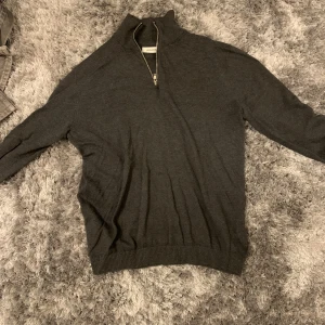 Jack & Jones - Storlek S i perfekt skick. Säljs då den inte kommer till användning.